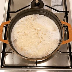 素麺を指示通りの時間茹で、冷水でぬめりを取る