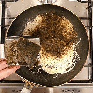 素麺にごま油が馴染んだら、焼き海苔スープをおろし金で削り入れ20mlのお湯も入れる