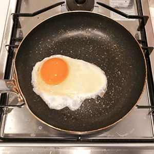 目玉焼きをお好みの焼き加減でつくり、先ほどの素麺にのせたら完成