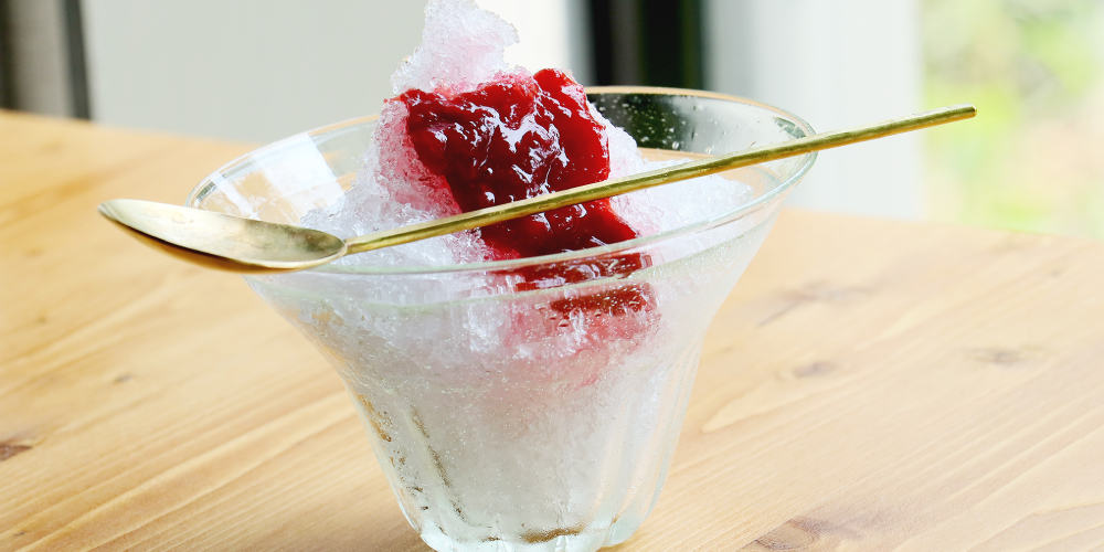 ガラスの鉢で食べるかき氷