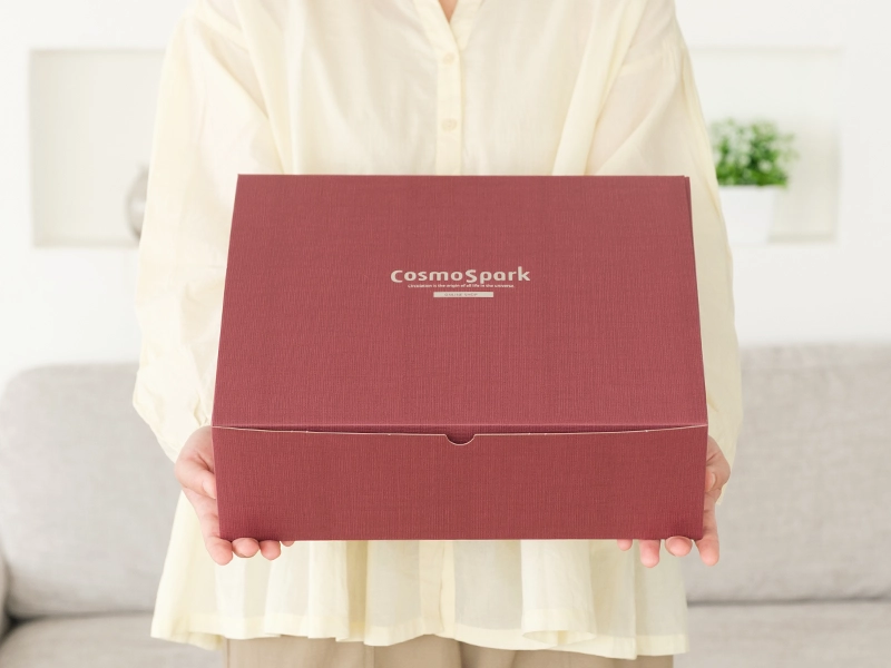 ギフトボックスを差し出す女性のイメージ写真