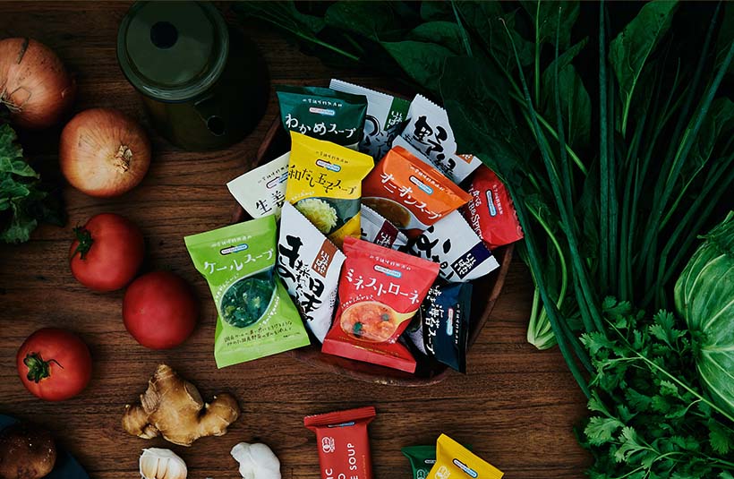 野菜とフリーズドライのパッケージが並んでいるテーブルの写真