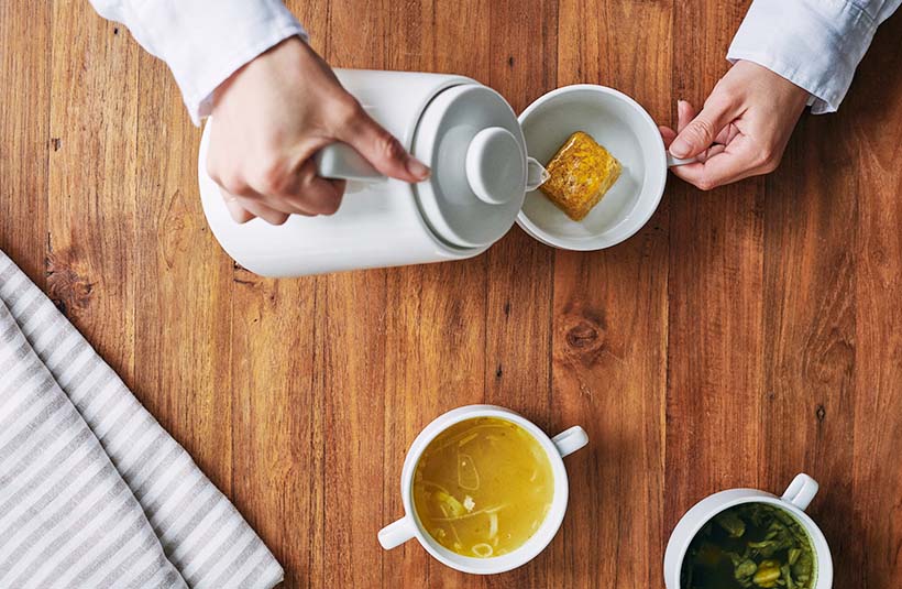 フリーズドライのブロックにお湯を注ぐ写真