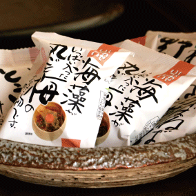 海藻がいっぱい入った丸ごと梅のお吸い物