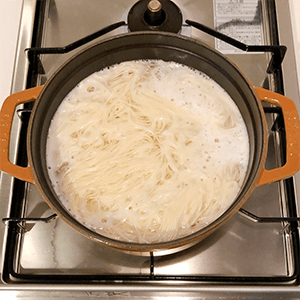 素麺を指示通りの時間茹で、冷水でぬめりを取る