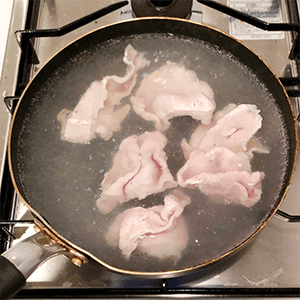 しゃぶしゃぶ肉に火を通す