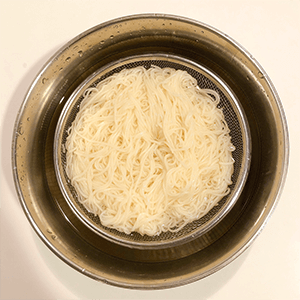 素麵を指示通りの時間茹で、冷水でぬめりを取る