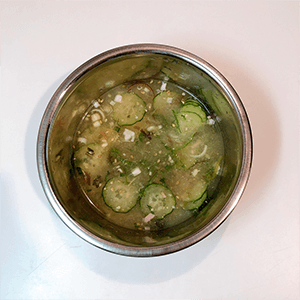 きゅうり、大葉、みょうがを切る