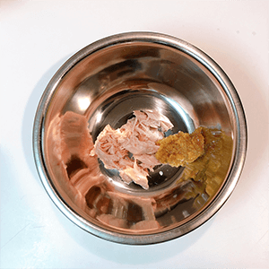 梅のお吸い物を200mlの冷水で戻し、味噌とすりごま、無添加ツナをよく混ぜる